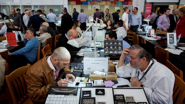 2015年2月10日，“国际钻石周”在以色列钻石中心举办，图为交易大厅的钻石交易现场。（图：Yonatan Sindel/Flash90）